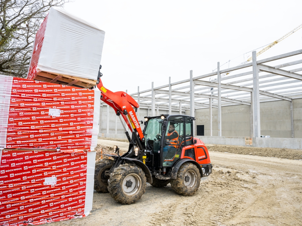 Manitou zglobni utovarivač - građevinski strojevi